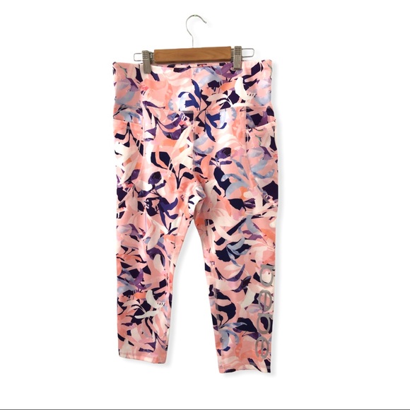 ππ½ββοΈbebe sport | Pink Floral Print Athletic Pocket Capri Pants - Picture 5 of 15